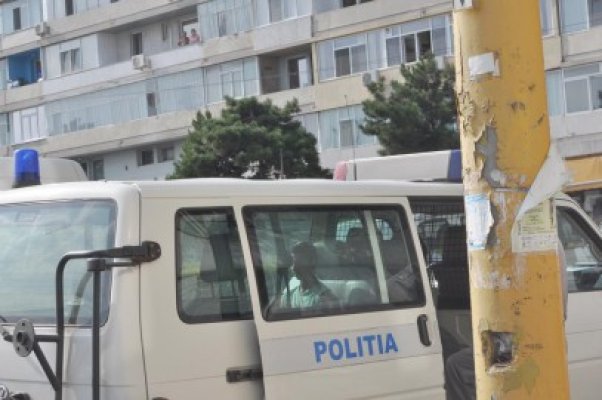 Bătaie cu bâte şi furci în trafic, la Gară: o dubă a fost vandalizată şi mai multe persoane au ajuns la spital